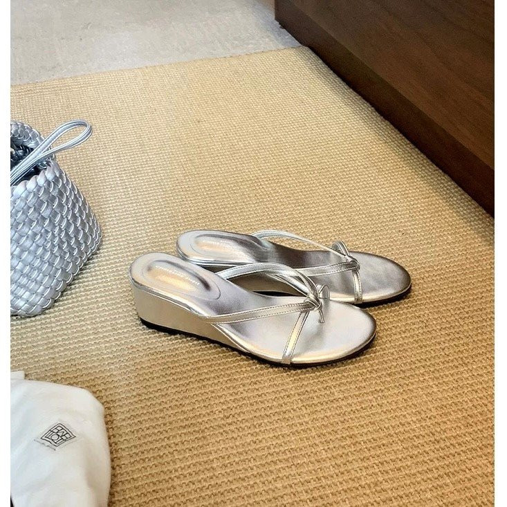 Mùa Hè Bên Ngoài Mặc Dây Đeo Mỏng Dép Lật Đế Dày Flip-Flops Thời Trang Nữ Màu Trơn Màu Sắc Tươi Sáng Sức Sống Du Lịch Mùa Hè Kỳ Nghỉ Nêm Gót Dép Dép Nhà Máy Giá Bán Buôn