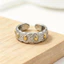 Nhẫn "Bảy Gạo" VN là trang sức truyền thống Trung Quốc, tượng trưng cho hình dạng thịnh vượng và may mắn, chi tiết trang trí của nó được thực hiện như hạt lúa mì và cành cây.