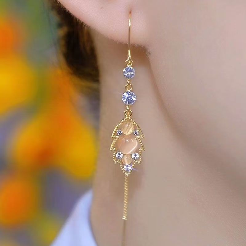 Nhánh vàng ngọc lá pha lê tai nữ 2024 với phong cách mới mẻ và sang trọng từ opal - phù hợp cho mọi dịp