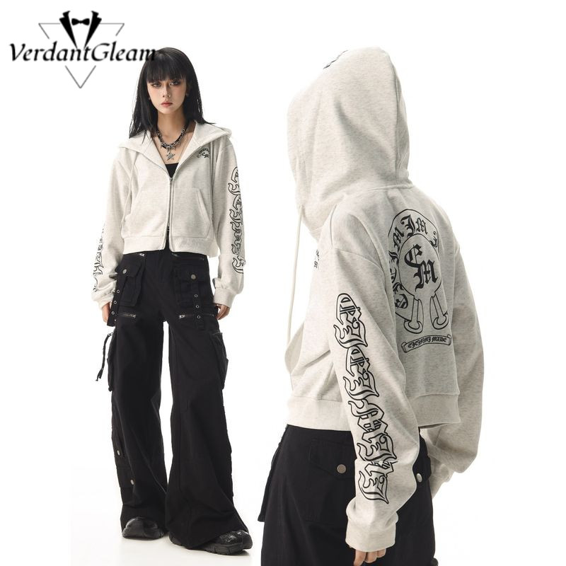 Áo hoodie unisex với thiết kế độc đáo và quần Jeans thời trang