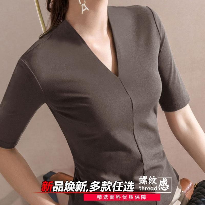 Áo thun nữ cổ chữ V, tay ngắn ôm vừa vặn, thiết kế đơn giản phù hợp mùa xuân hè
