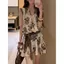 026 Mùa Hè Phong Cách Mới Nẹp Eo Ôm Hơn Nhìn Retro In Rend-Up Váy Ngắn Cao Cấp 2 Tính Khí Phong Cách Kỳ Nghỉ Trượt Tuyết Ngắn