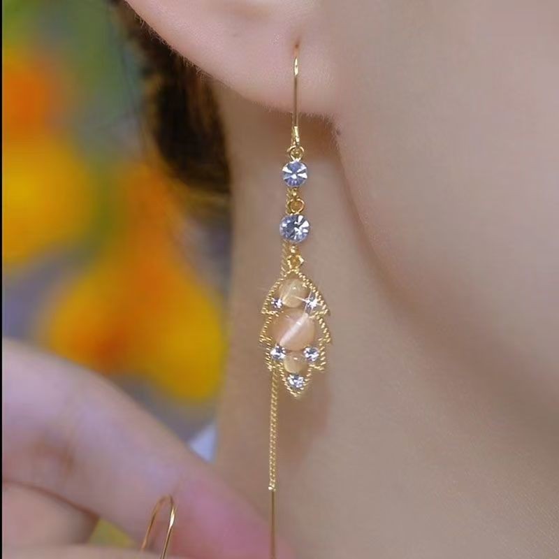 Nhánh vàng ngọc lá pha lê tai nữ 2024 với phong cách mới mẻ và sang trọng từ opal - phù hợp cho mọi dịp
