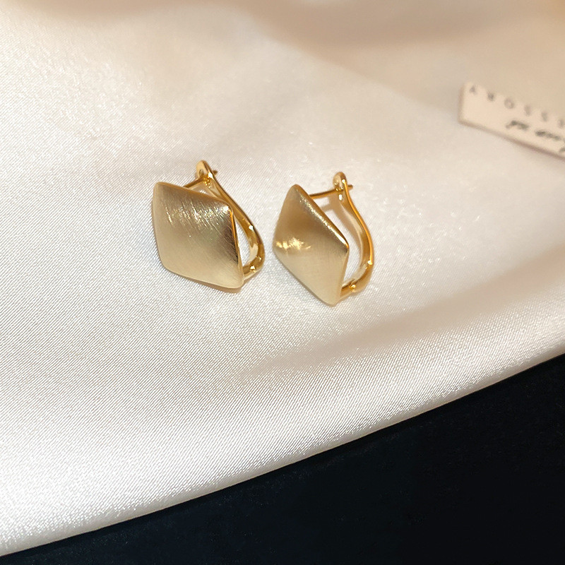 Bông tai nữ vàng 18K mạ điện kim loại hình kim cương, sang trọng và giá rẻ
