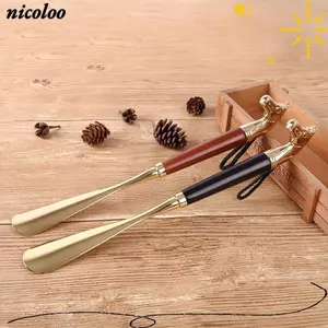 Dụng cụ nâng giày NICOLOO, Tay cầm bằng gỗ dài 32cm di động, Thiết kế đầu ngựa sư tử hợp kim đa năng Tay cầm dài Shoehorn để đeo giày