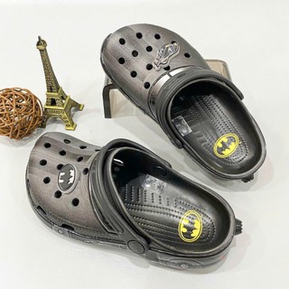 Sục Classic đen Clog Batman Batmobile trẻ em cao cấp, dép sục hoạt hình siêu nhân kids, tặng kèm jibbitz có quai hậu