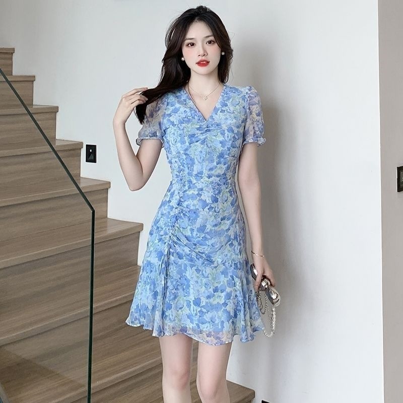 Đầm chiffon in họa tiết thời trang cổ chữ V ôm sát, kiểu dáng nhẹ nhàng, trẻ trung và thanh lịch, đầm ôm sát cơ thể.