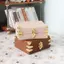 SSVN 1: 12 Nhà Búp Bê Vali Thu Nhỏ Da Vintage Hộp Hành Lý Hộp Bảo Quản Mô Hình Nhà Trang Trí Đồ Chơi Nhà Búp Bê Đồ Chơi Trang Trí Cảnh Micro.