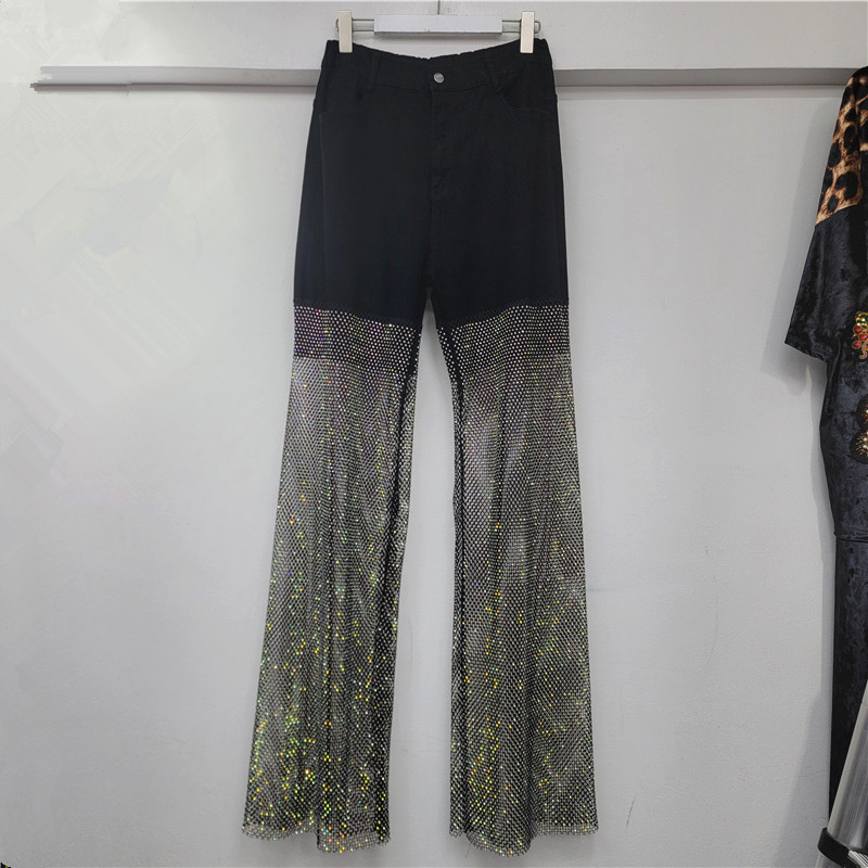 Quần jean nữ phong cách streetwear với thiết kế lưới cá và họa tiết kim cương giả nổi bật