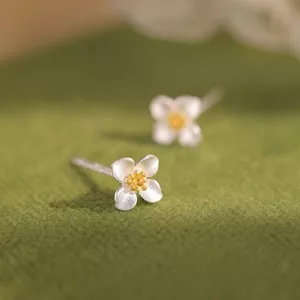 Bạc Gardenia Bông Tai Niche Cao Cấp Tươi 2026 Tính Khí Phù Hợp Với Bông Tai Đơn Giản Ánh Sáng Sang Trọng 6.16