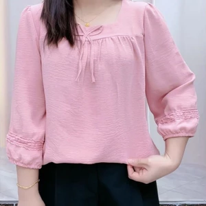 Áo sơ mi buộc dây kiểu Pháp của mẹ trông thon gọn hơn với đường viền cổ vuông. Áo dáng rộng thời trang phong cách Hàn Quốc mới dành cho nữ