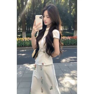 Bộ trang phục thanh lịch và tinh tế, mang phong cách nhẹ nhàng: áo và chân váy thêu mùa hè cho Nữ