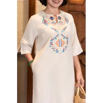 M COLLECTION | Váy Đầm Suông Xẻ Tà Nữ Trung Niên Tặng Mẹ Linen Thêu Hoa Thổ Cẩm Tay Lỡ Cổ Trụ D12933 — ảnh 3