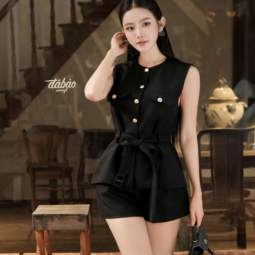 Set Khiết gồm quần short đen và áo đính nút ánh kim vàng kèm thắt lưng phong cách thanh lịch hiện đại KS306A