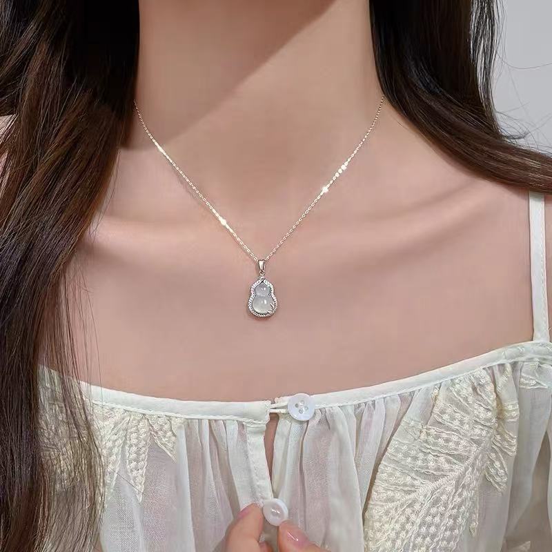 Vòng cổ bầu chalcedony mạ bạc s925