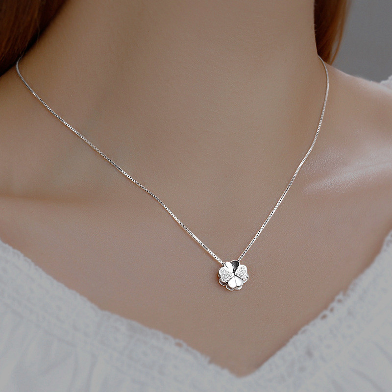 Vòng cổ bạc mặt dây chuyền cỏ bốn lá tinh tế và thời trang