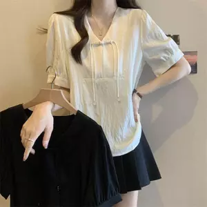 Mùa hè 2026 150kg Kích thước cực lớn Mới của Trung Quốc Cổ chữ V có khóa áo sơ mi dáng rộng hơi béo cho bé gái che thịt Phong cách Trung Quốc Du lịch đi lại Áo sơ mi nhỏ phù hợp