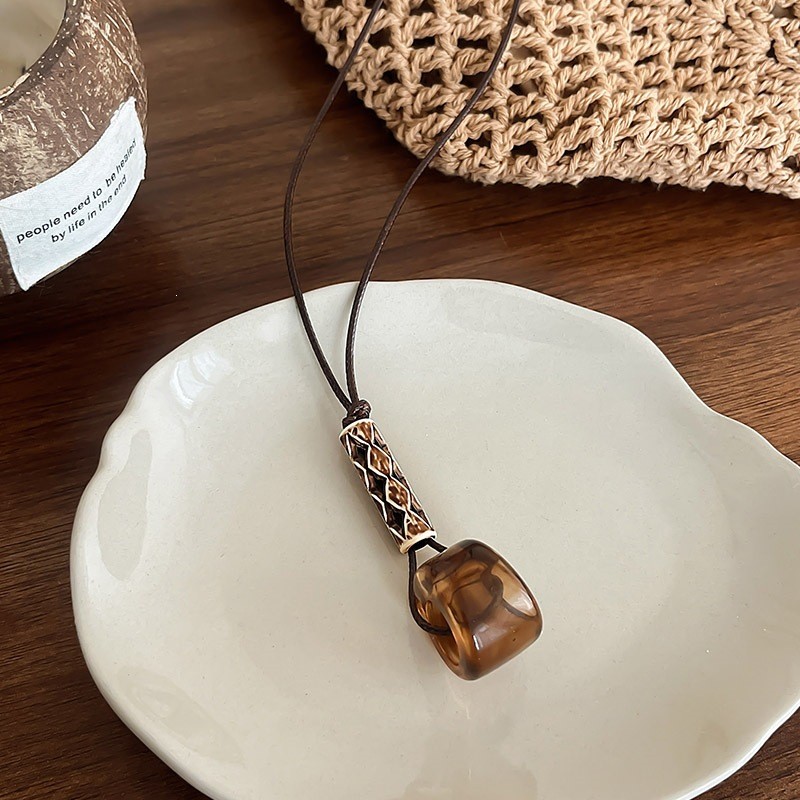 Phong Cách Retro Màu Nâu Vòng Cổ Nữ 2026 Phong Cách Mới Mùa Hè Niche Tất Cả Trận Đấu Vòng Cổ Dài