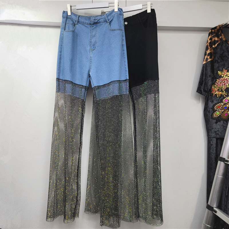 Quần jean nữ phong cách streetwear với thiết kế lưới cá và họa tiết kim cương giả nổi bật