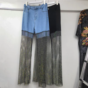 Quần jean nữ phong cách streetwear với thiết kế lưới cá và họa tiết kim cương giả nổi bật