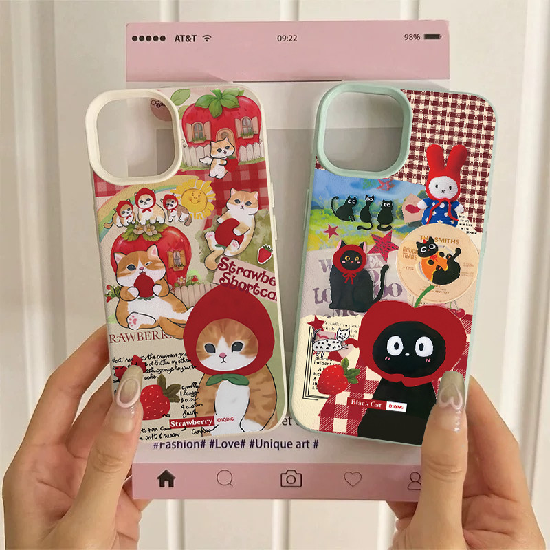 Ốp Lưng Tương Thích Cho IPhone 15 11 13 16 14 12 Pro Max X XS Max XR 14 12 Pro Max 16 15 14 Plus Hoạt Hình Thời Trang Dễ Thương Countryside Dâu Mèo Kẻ Sọc Da Họa Tiết Cảm Giác Da