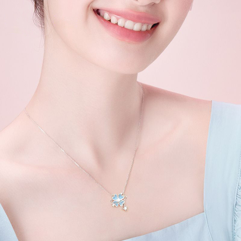 Vòng cổ cỏ bốn lá phát sáng thiết kế sang trọng nhẹ nhàng