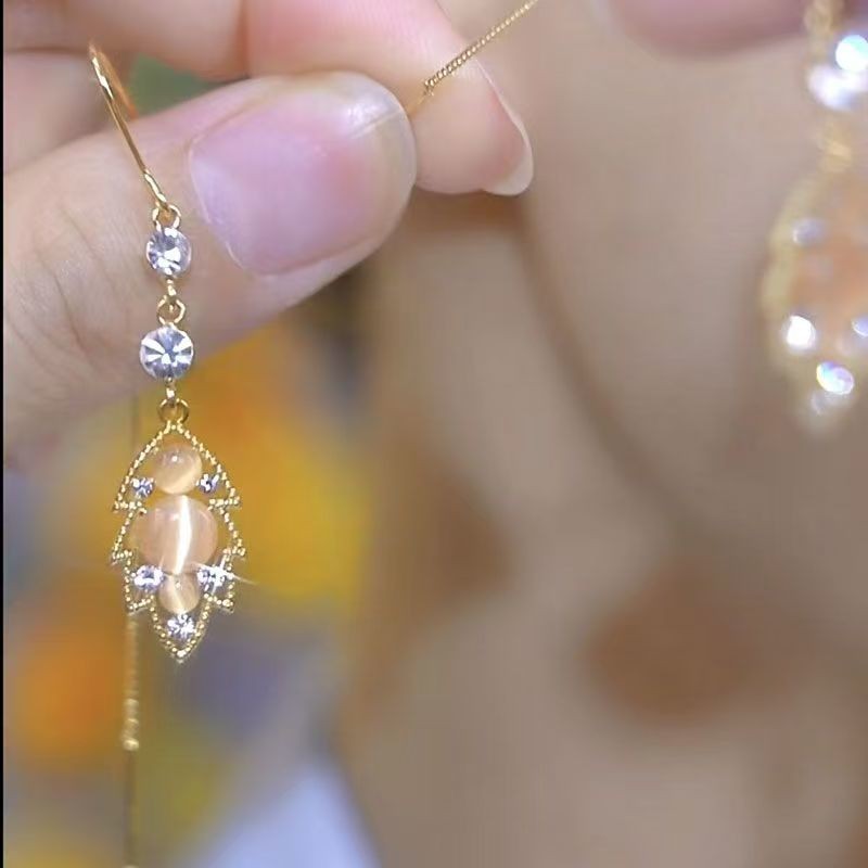 Nhánh vàng ngọc lá pha lê tai nữ 2024 với phong cách mới mẻ và sang trọng từ opal - phù hợp cho mọi dịp