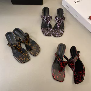 TT Tính Khí Da Báo In Ngón Chân Vuông Flip-Flops Nữ 2026 Mùa Hè Thắt Lưng Khóa Lật-Flops Sandal
