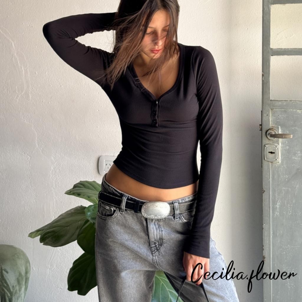 Áo thun nữ cổ chữ V, dáng slim fit, thiết kế Henley và mặt trước đơn sắc