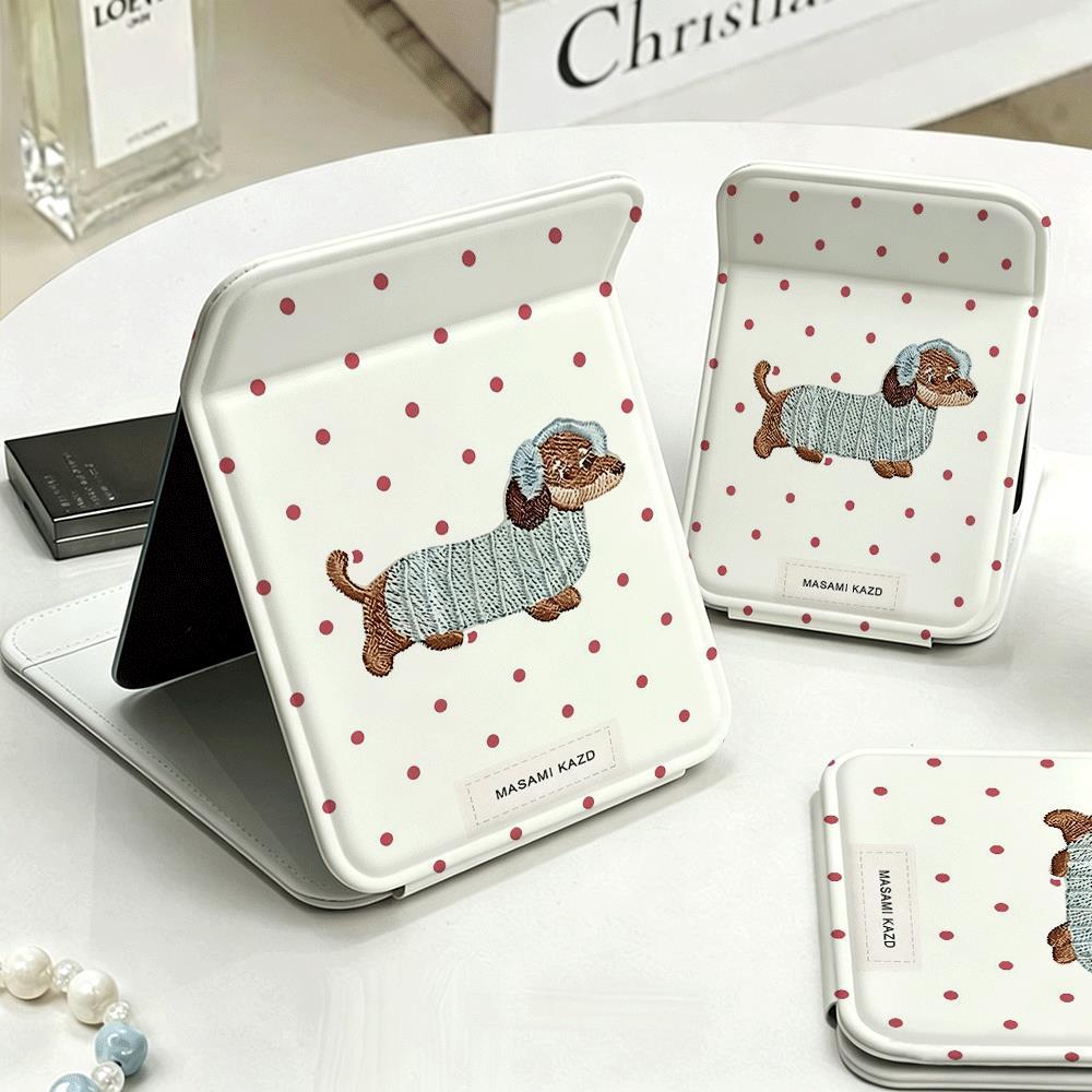 Gương gấp in chó xúc xích mặc áo len nền chấm bi, gương cầm tay mini tiện lợi bỏ túi