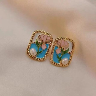 Bông tai phong cách cổ điển retro Pháp với tranh sơn dầu và ngọc trai baroque, tạo nên vẻ sang trọng.