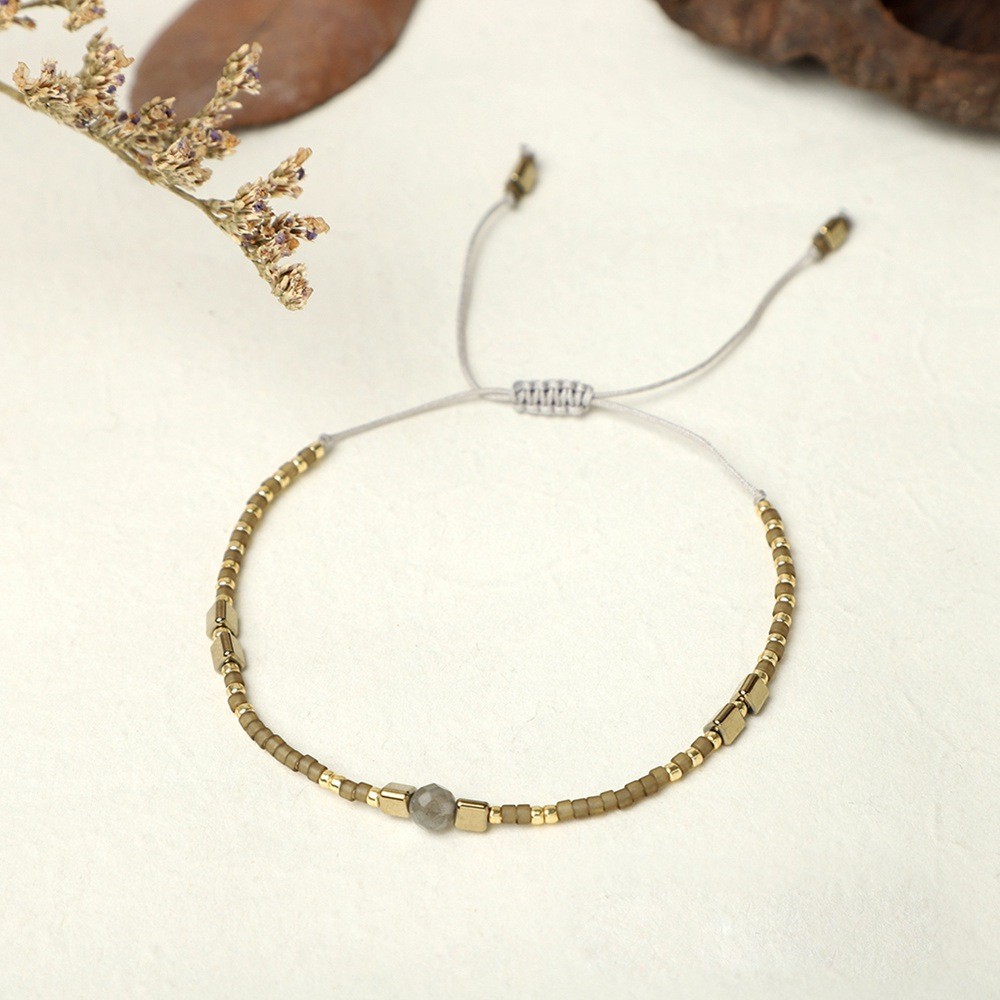Vòng tay handmade phong cách boho với đá bán quý, phù hợp làm quà tặng