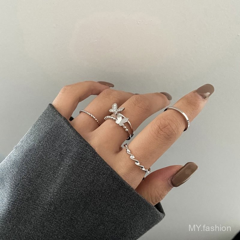 Bộ bốn mảnh hình con bướm xoắn, nhẫn nữ nhẹ sang trọng với thiết kế tinh tế và thời trang