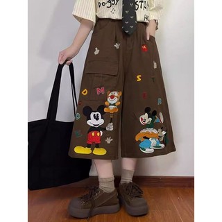 Quần short denim dáng thẳng rộng với họa tiết thêu Mickey