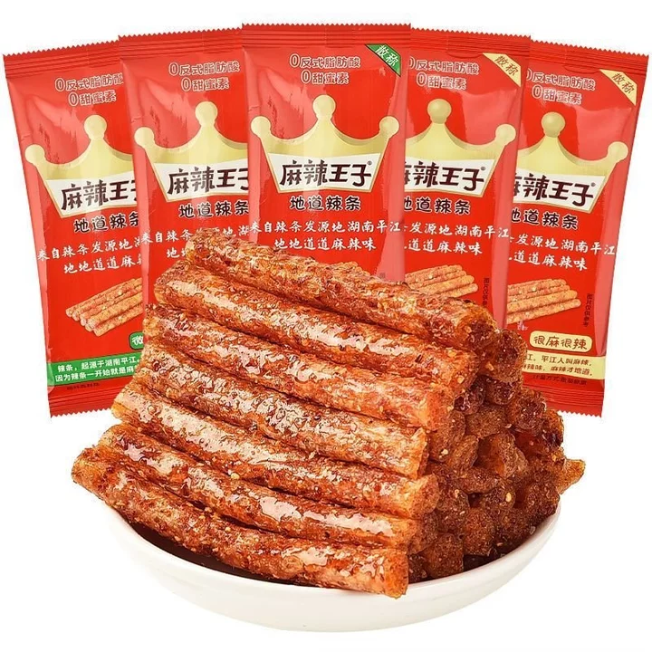Gói quà đồ ăn vặt cay, mì cay, đồ ăn vặt từ bột mì gợi nhớ tuổi thơ, cả hộp đồ ăn vặt giải trí.
