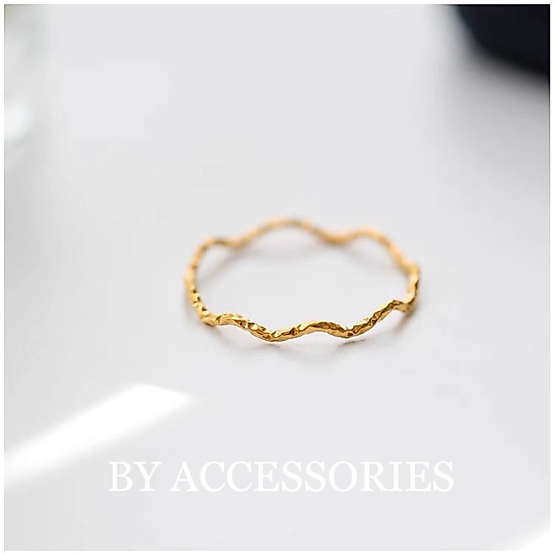 Nhẫn nữ titan kiểu mảnh dập viền gợn sóng lấp lánh mạ vàng 18K không gỉ