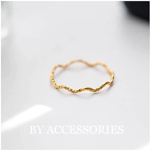 Nhẫn nữ titan kiểu mảnh dập viền gợn sóng lấp lánh mạ vàng 18K không gỉ