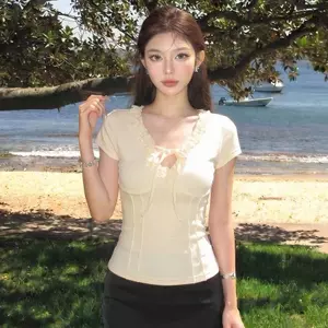 Mùa hè Phong cách mới Ren cổ chữ v chính hãng Áo thun ngắn tay nữ Hot Girl Design Sense Slim-Fit Fishb