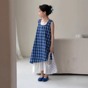 Cô gái ăn mặc mùa hè cô gái kẻ sọc vest váy