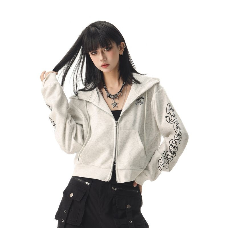 Áo hoodie unisex với thiết kế độc đáo và quần Jeans thời trang