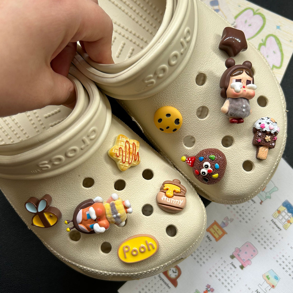 Phụ kiện lỗ Crocs Pop Mart Crybaby gấu hoạt hình dễ thương, khóa hoa tháo rời, phù hợp nhiều kiểu