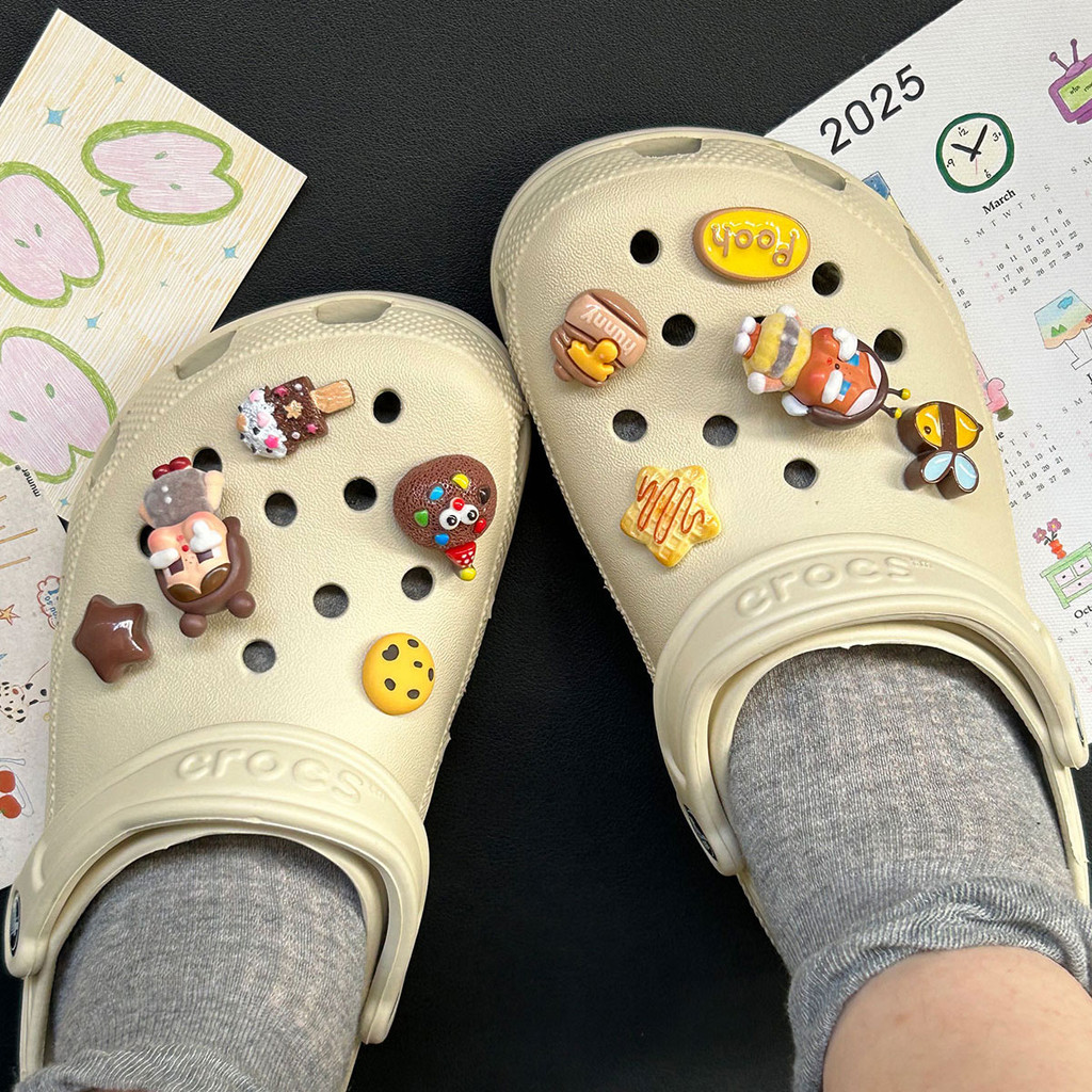 Phụ kiện lỗ Crocs Pop Mart Crybaby gấu hoạt hình dễ thương, khóa hoa tháo rời, phù hợp nhiều kiểu