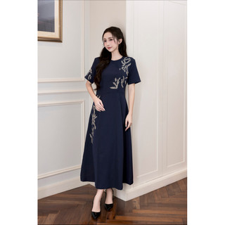 SWANLAKE | Váy Đầm Nữ Suông Cổ Tròn Vải Lụa Dày Thêu Hoa Nhấn Eo Tay Ngắn Sang Trọng Đi Tiệc D13038