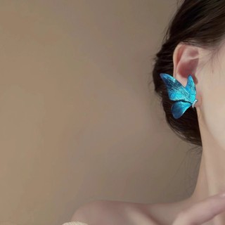 Đôi bông tai hình bướm sơn kim bạc, phù hợp với vẻ đẹp cổ tích, sang trọng mà thanh lịch