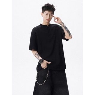 Áo thun nam cổ áo Henley phong cách Nhật Bản, ngắn tay, chắc chắn và tinh tế.