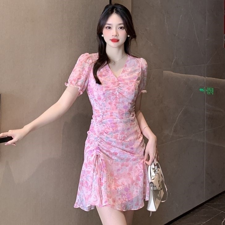 Đầm chiffon in họa tiết thời trang cổ chữ V ôm sát, kiểu dáng nhẹ nhàng, trẻ trung và thanh lịch, đầm ôm sát cơ thể.