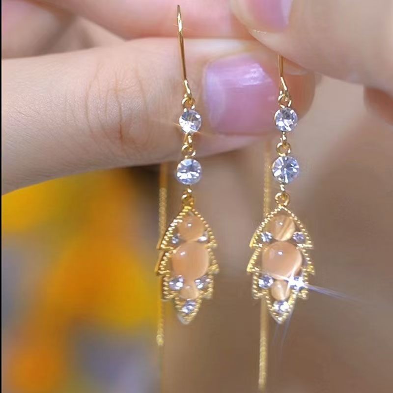 Nhánh vàng ngọc lá pha lê tai nữ 2024 với phong cách mới mẻ và sang trọng từ opal - phù hợp cho mọi dịp