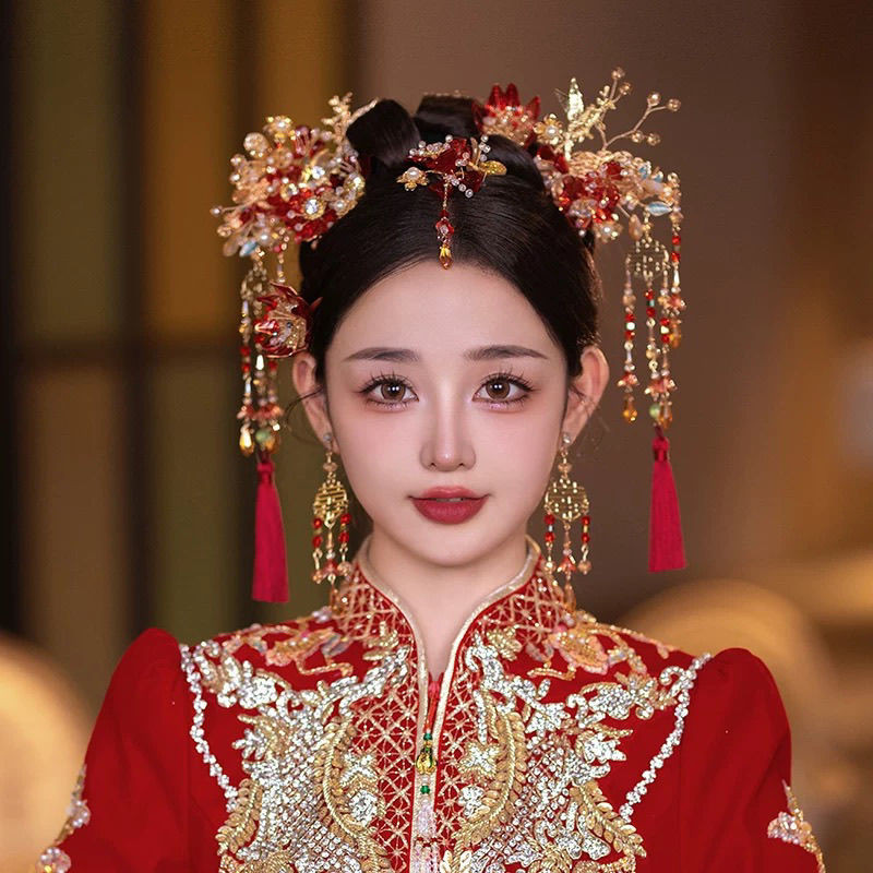 Mũ cô dâu phong cách Trung Hoa màu vàng đỏ, thiết kế đơn giản với họa tiết phượng hoàng và rồng