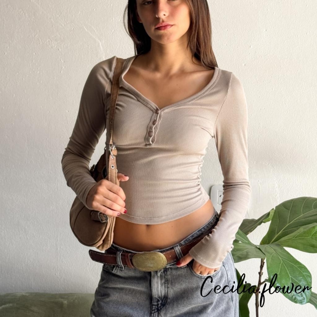 Áo thun nữ cổ chữ V, dáng slim fit, thiết kế Henley và mặt trước đơn sắc