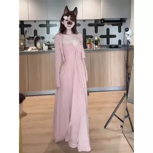 Váy dài không dây màu hồng có hiệu ứng giảm béo và áo cardigan